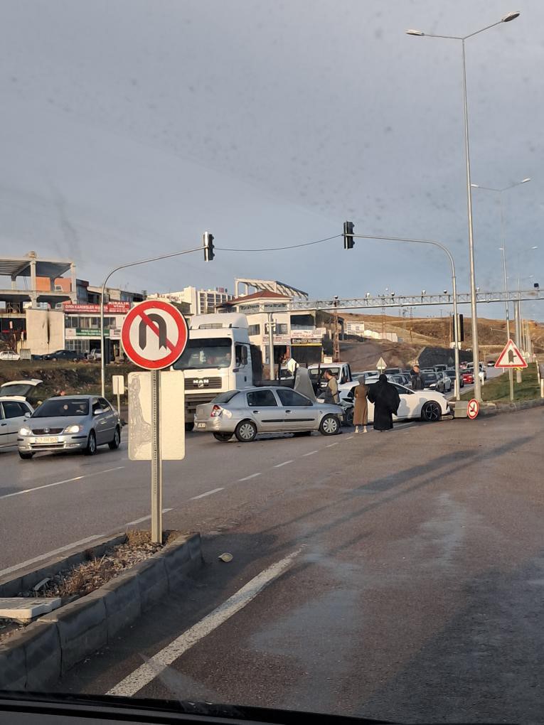 Ankara’da iki otomobil kafa kafaya çarpıştı