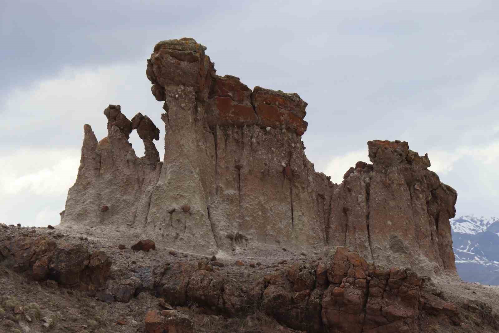 Süslünün Kaşı Kayalıkları göz dolduruyor