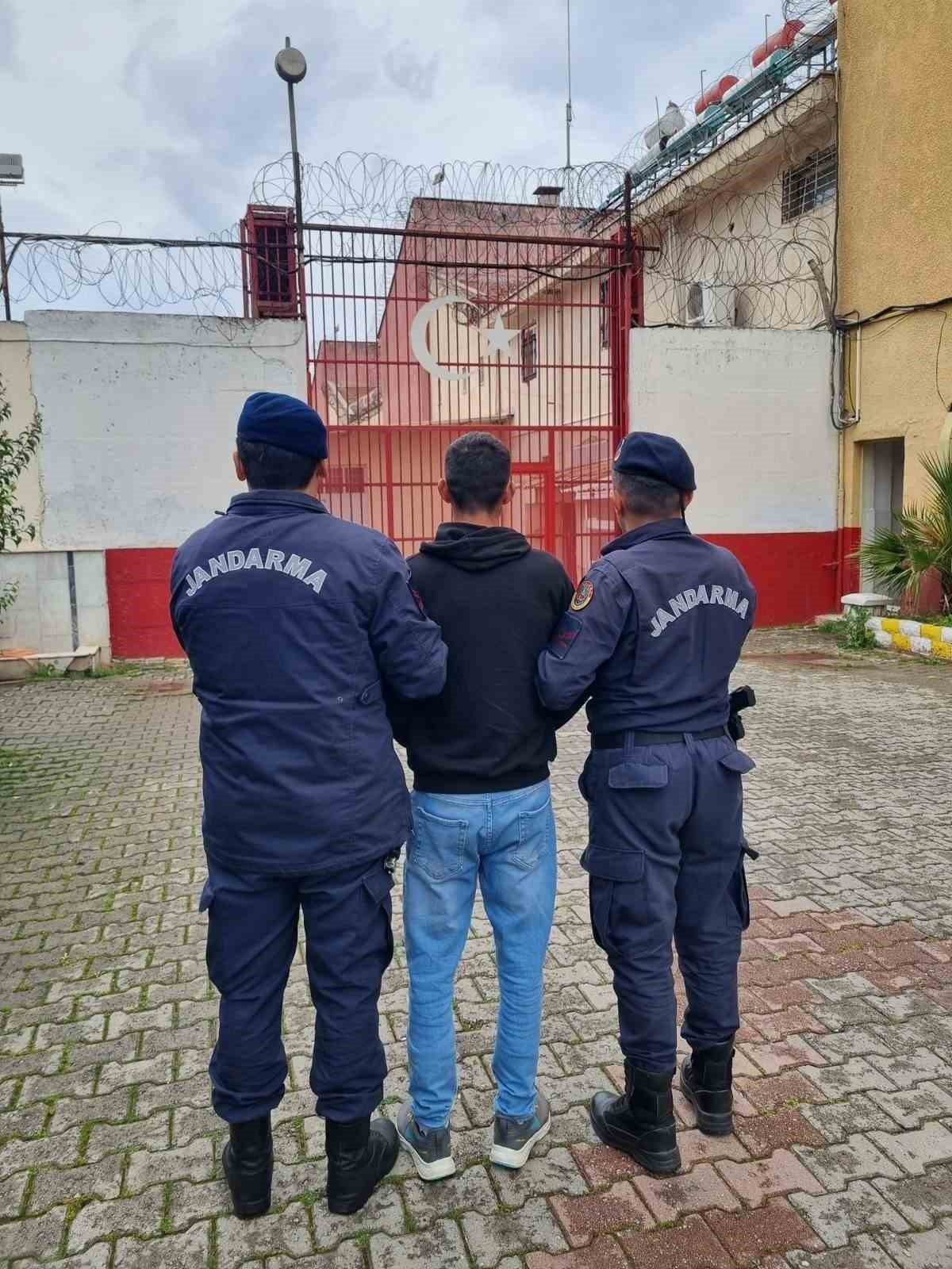 Çeşitli suçlardan aranan şahıslar jandarmadan kaçamadı