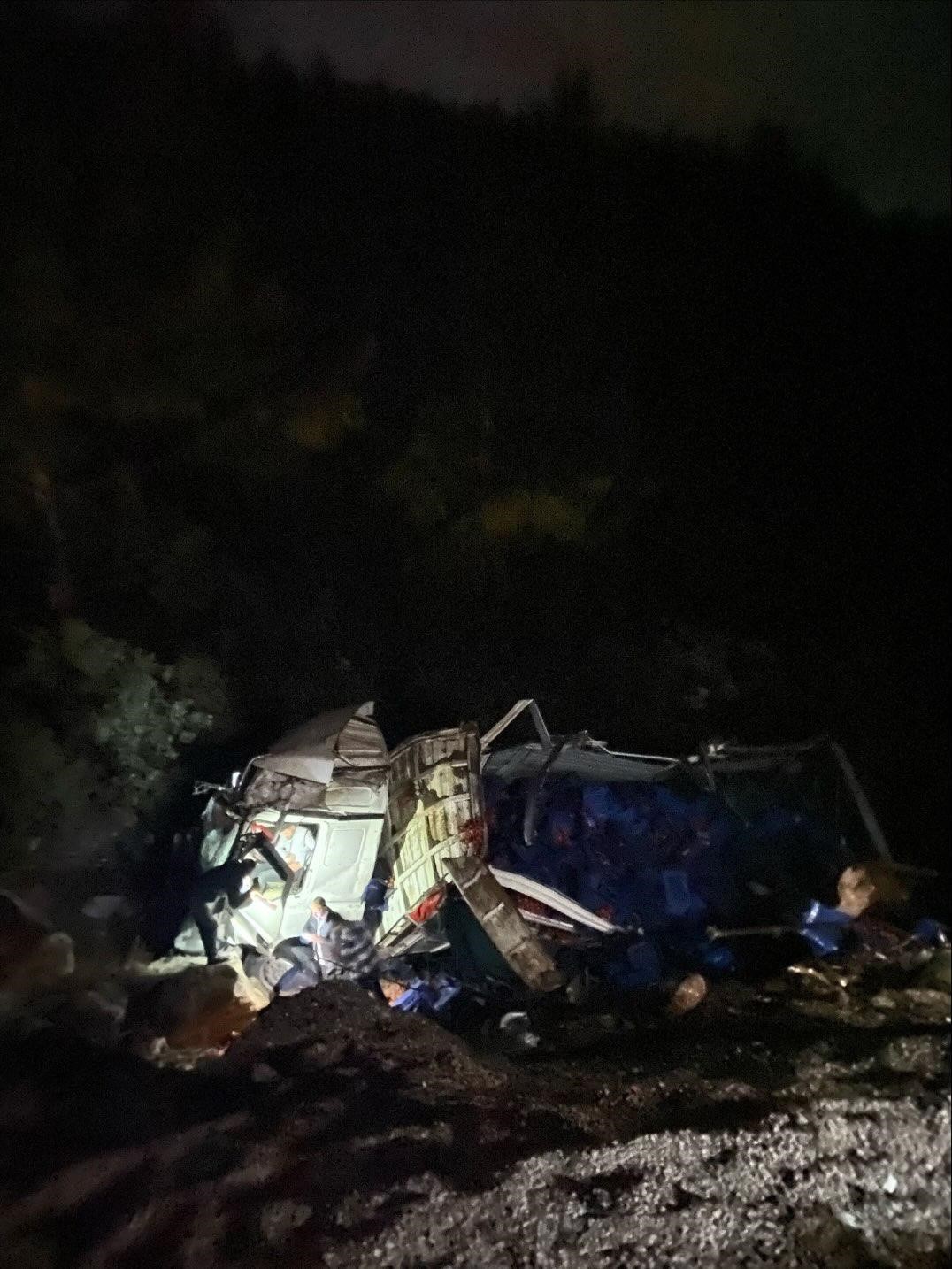 Seydikemer’de domates yüklü kamyon uçuruma yuvarlandı: 1 yaralı