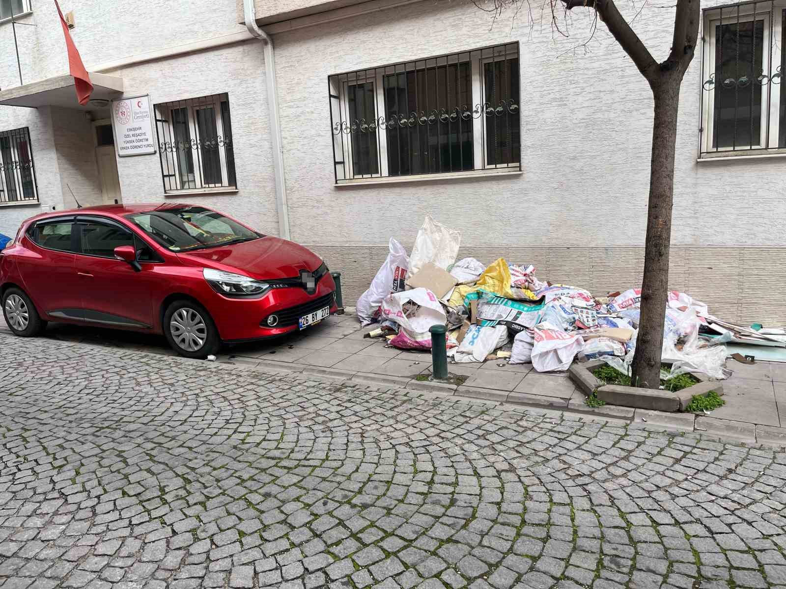Çöp yığını kaldırımı kapattı
