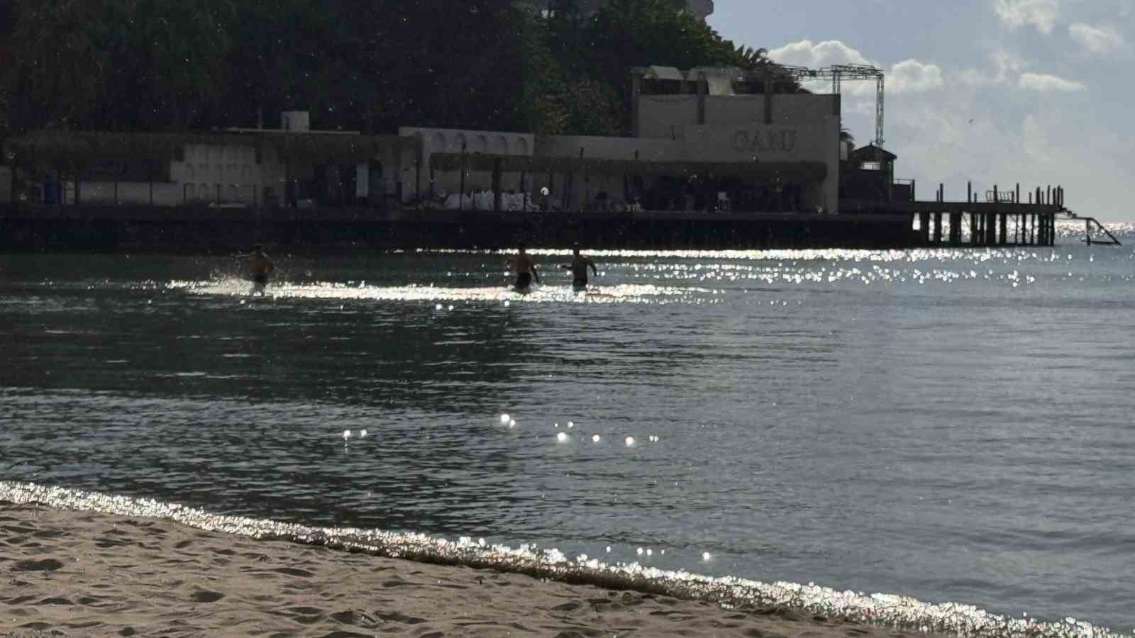 Kuşadası’nda yağmurlu havada deniz keyfi yaptılar