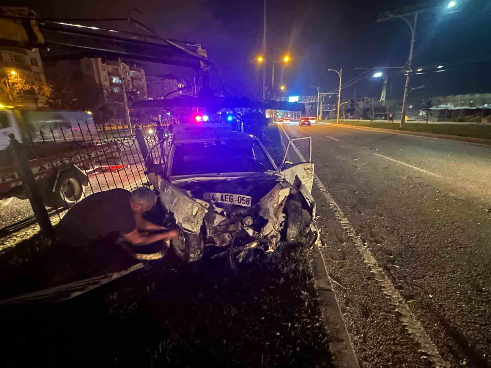 Malatya’da kontrolden çıkan Fiat Tofaş otomobil ortalığı savaş alanına çevirdi: 4 yaralı