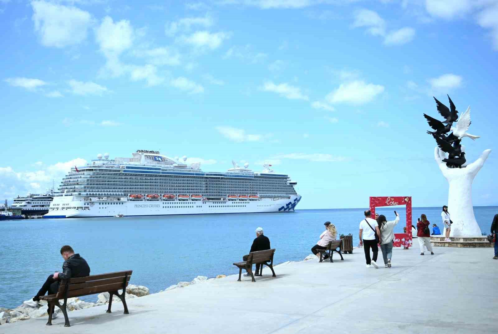 Kuşadası’na ilk seferini yapan kruvaziyer 3 bin 560 turist getirdi