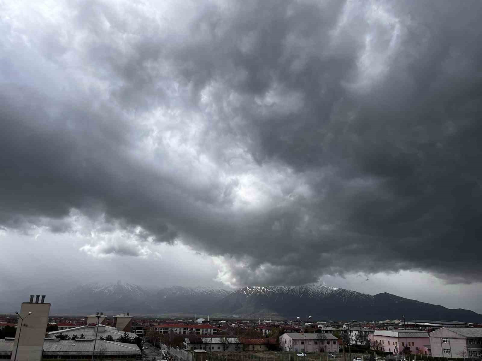 Erzincan’da sağanak yağış, yükseklerde kar bekleniyor