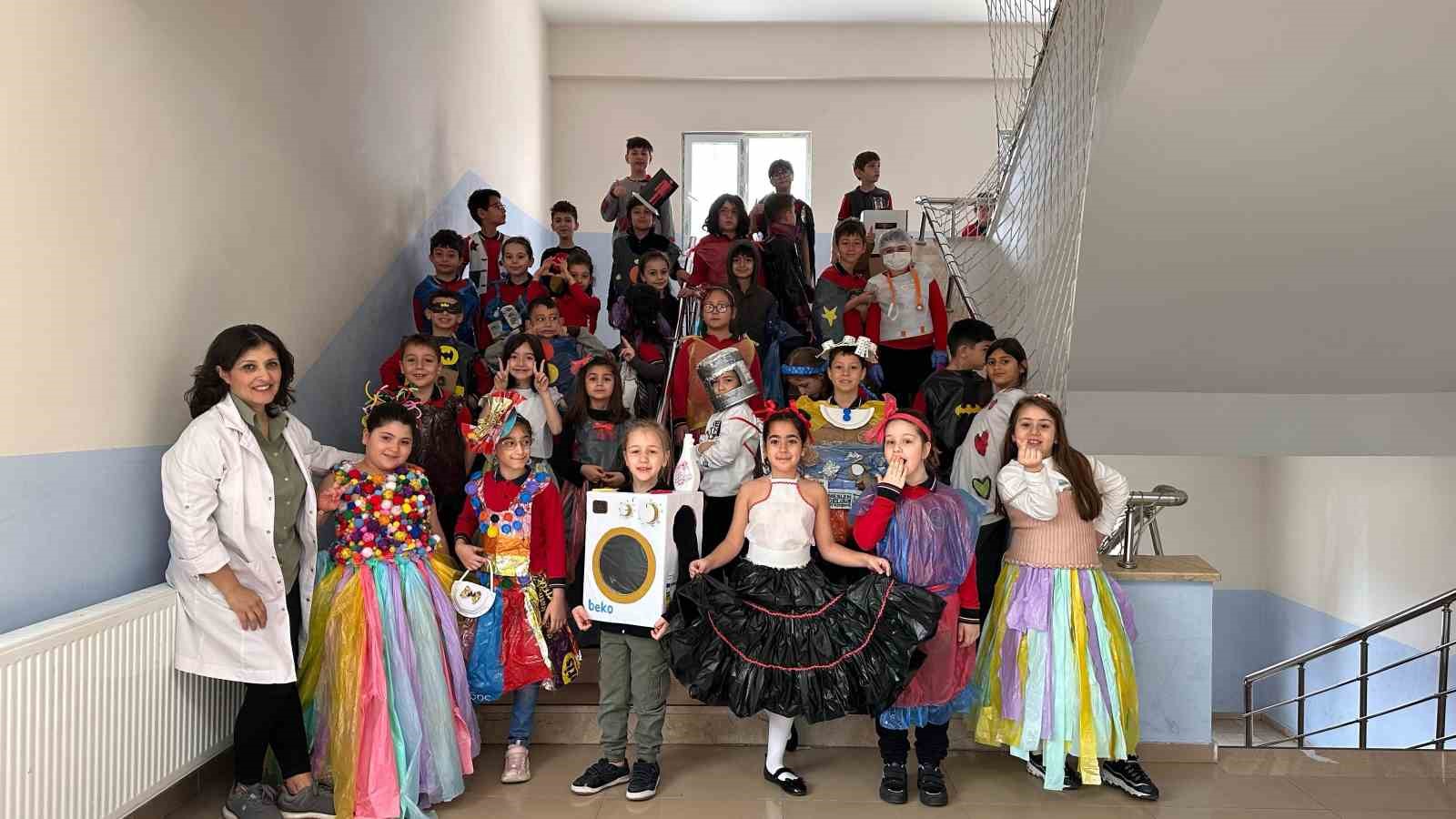 Minik öğrencilerden ’geri dönüşüm’ defilesi