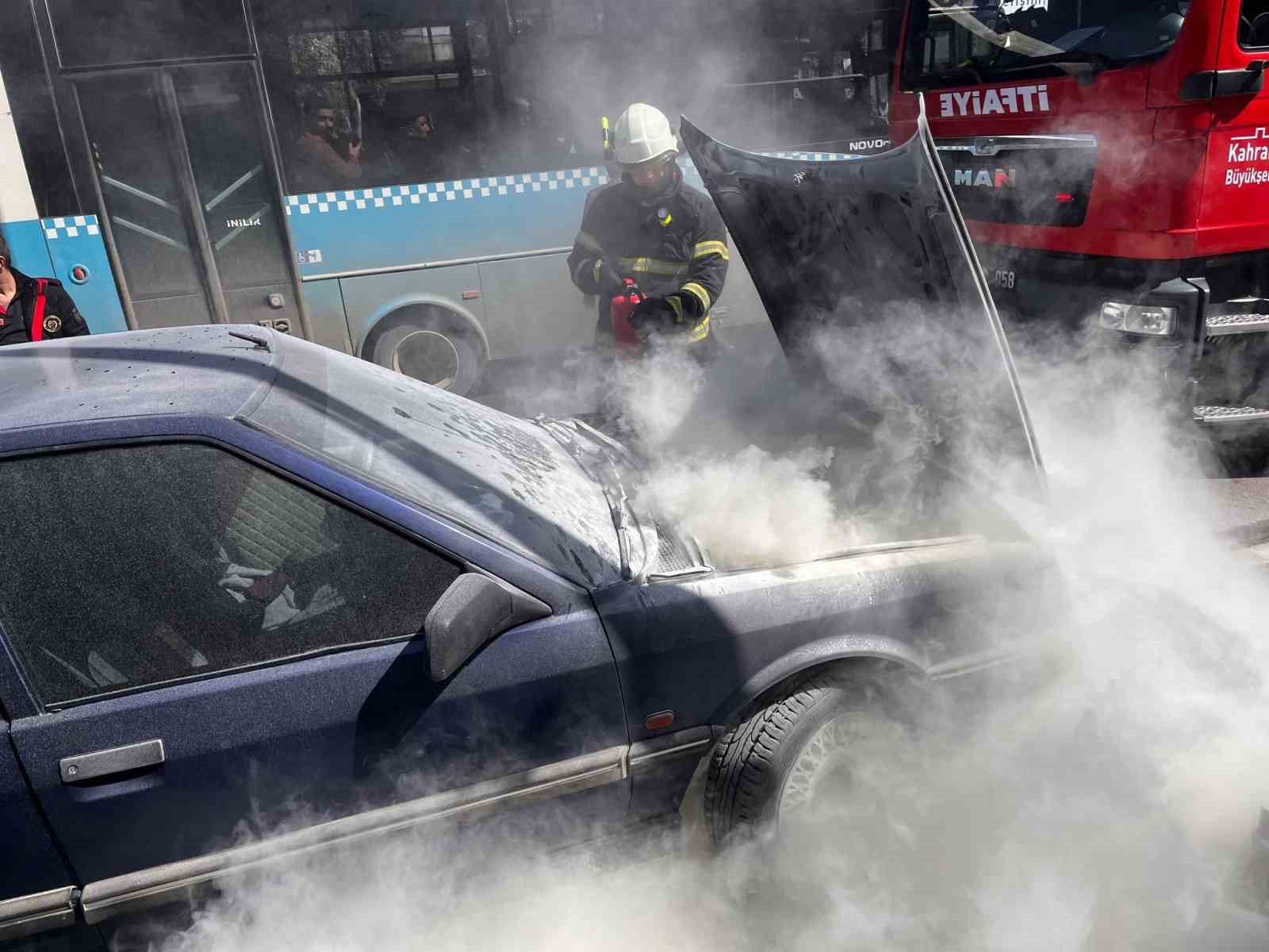 Kahramanmaraş’ta 2 araç yandı