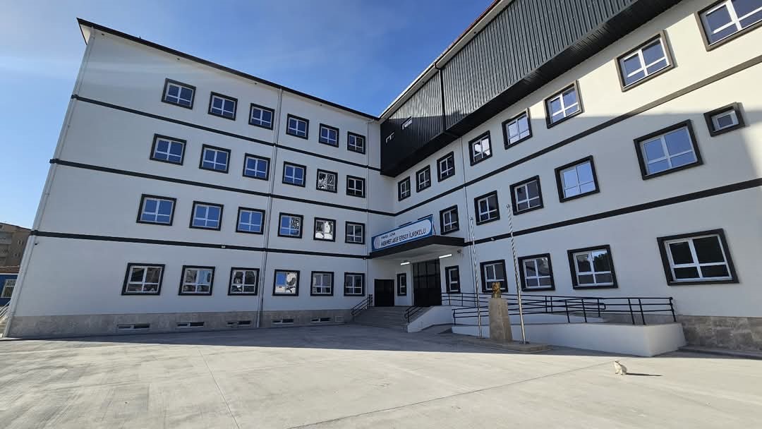 Soma’da 670 öğrenci modern okuluna kavuştu