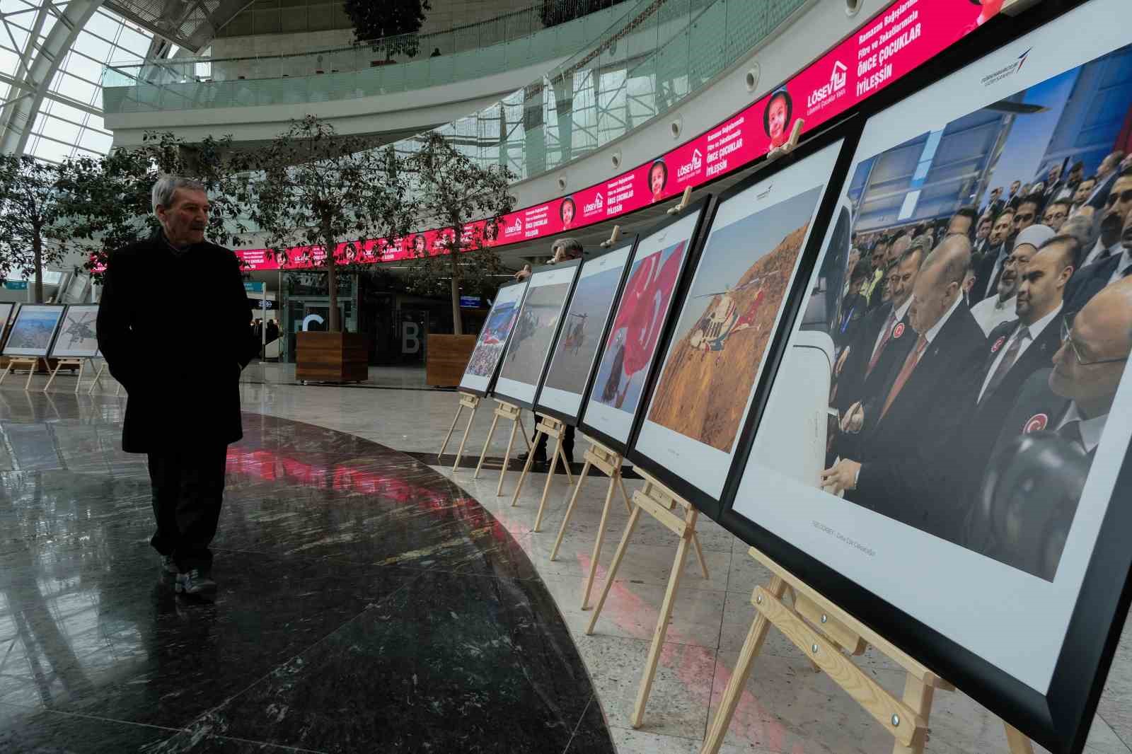 TUSAŞ’ın yerli ve milli ürünlerinin fotoğrafları Ankara Yüksek Hızlı Tren Garında sergileniyor