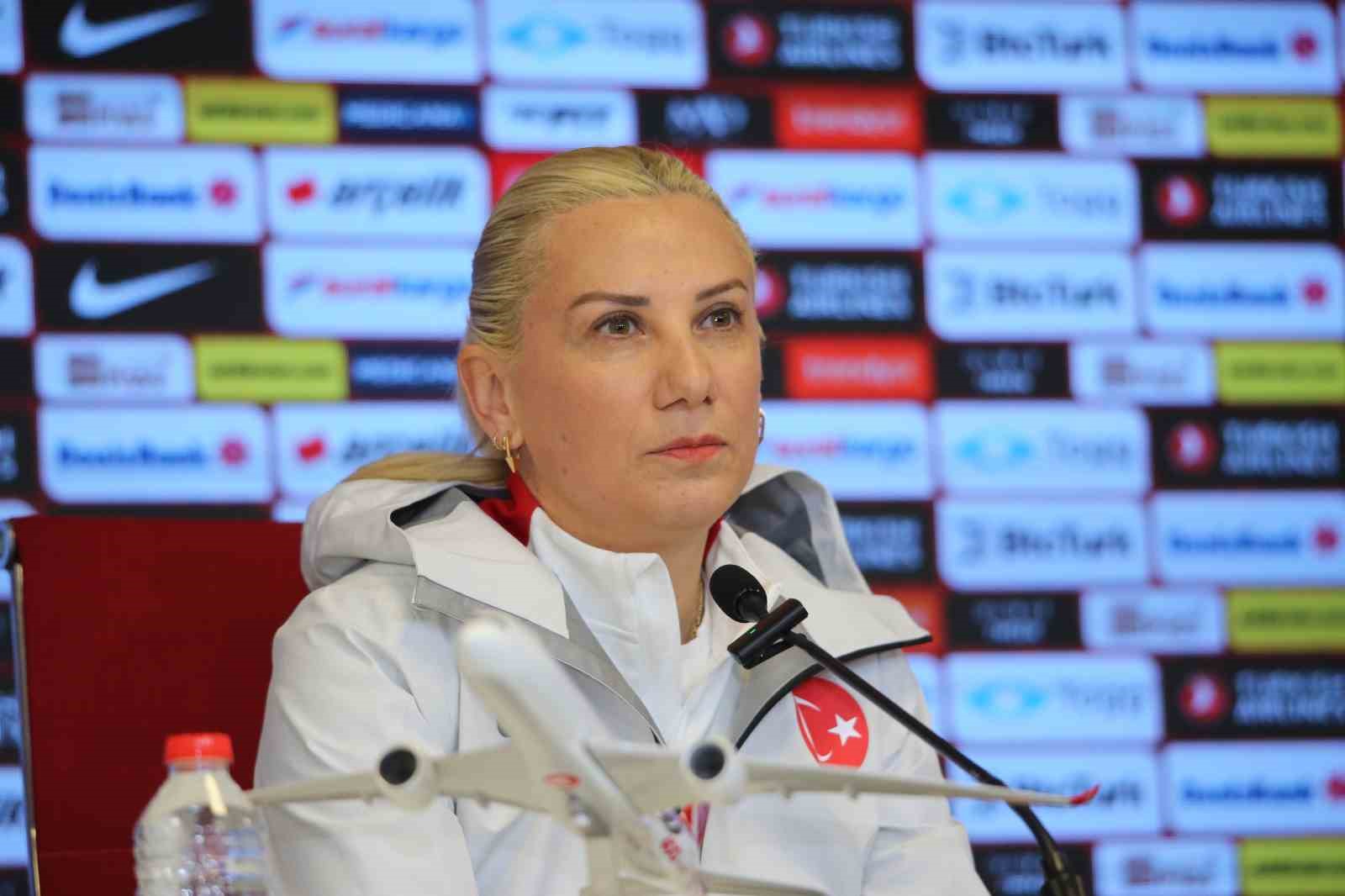 Necla Güngör Kıragası: 
