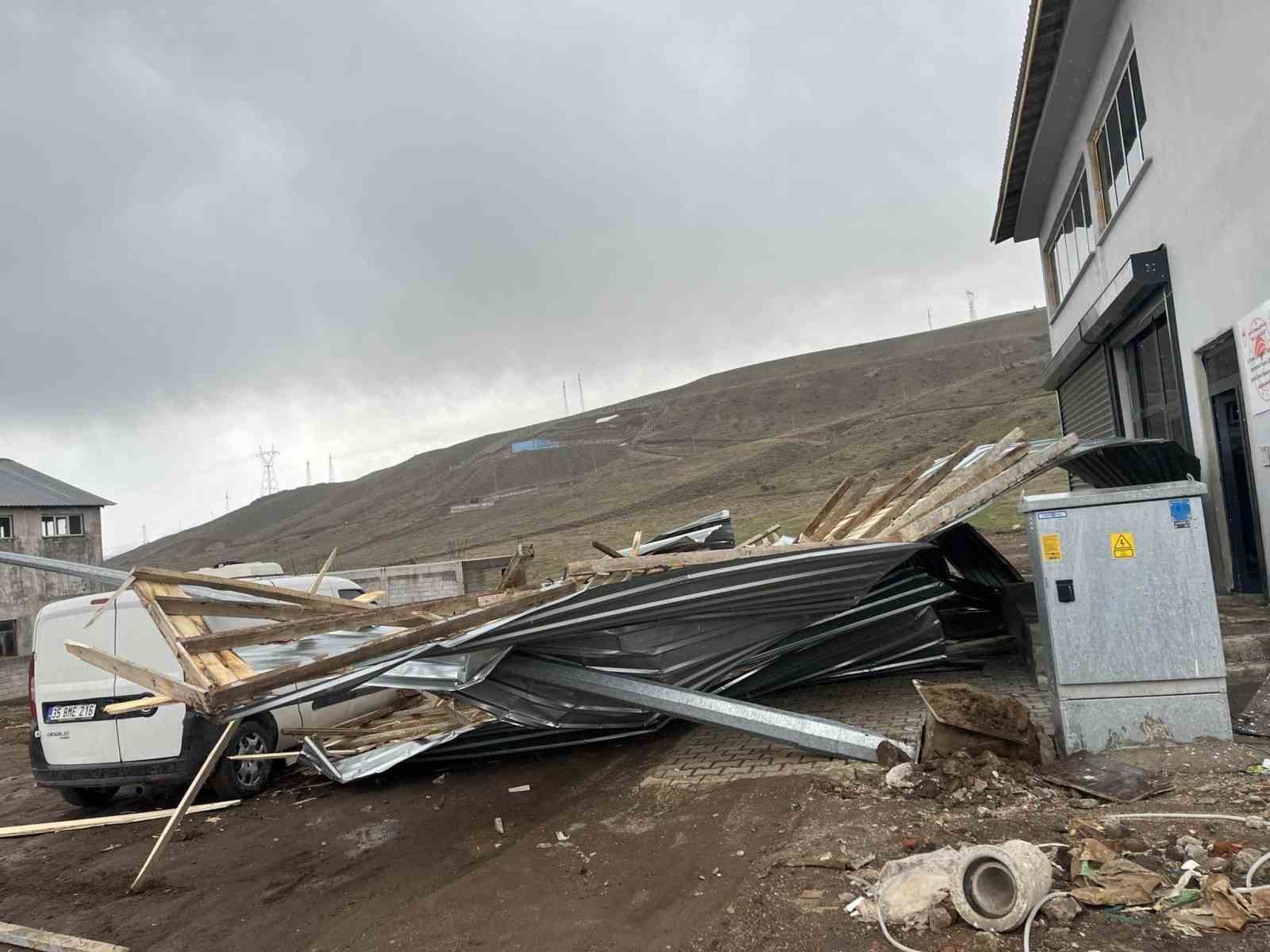 Bitlis’te fırtına çatıları uçurdu