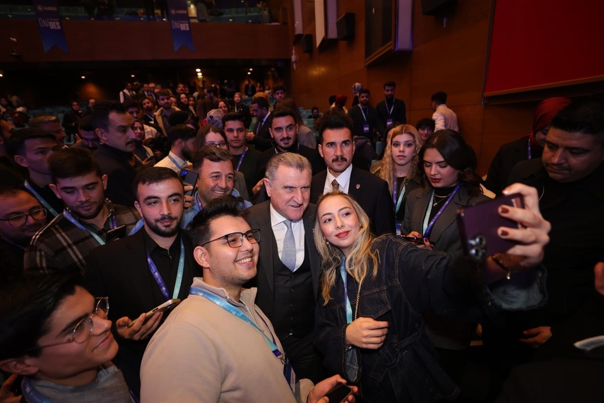 Bakan Bak’tan ÜNİDES programıyla üniversiteli öğrencilere 120 milyon liralık destek