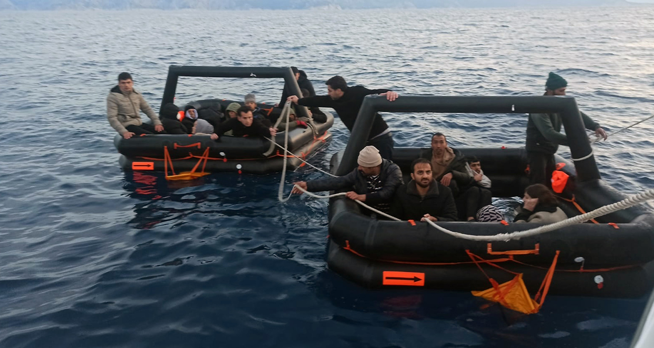 Yunanistan’ın can sallarında geri ittiği düzensiz göçmenler kurtarıldı