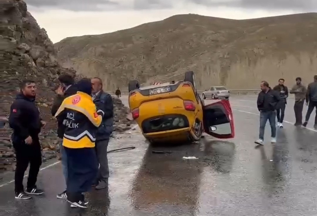 Van-Hakkari karayolunda trafik kazası: 2 yaralı