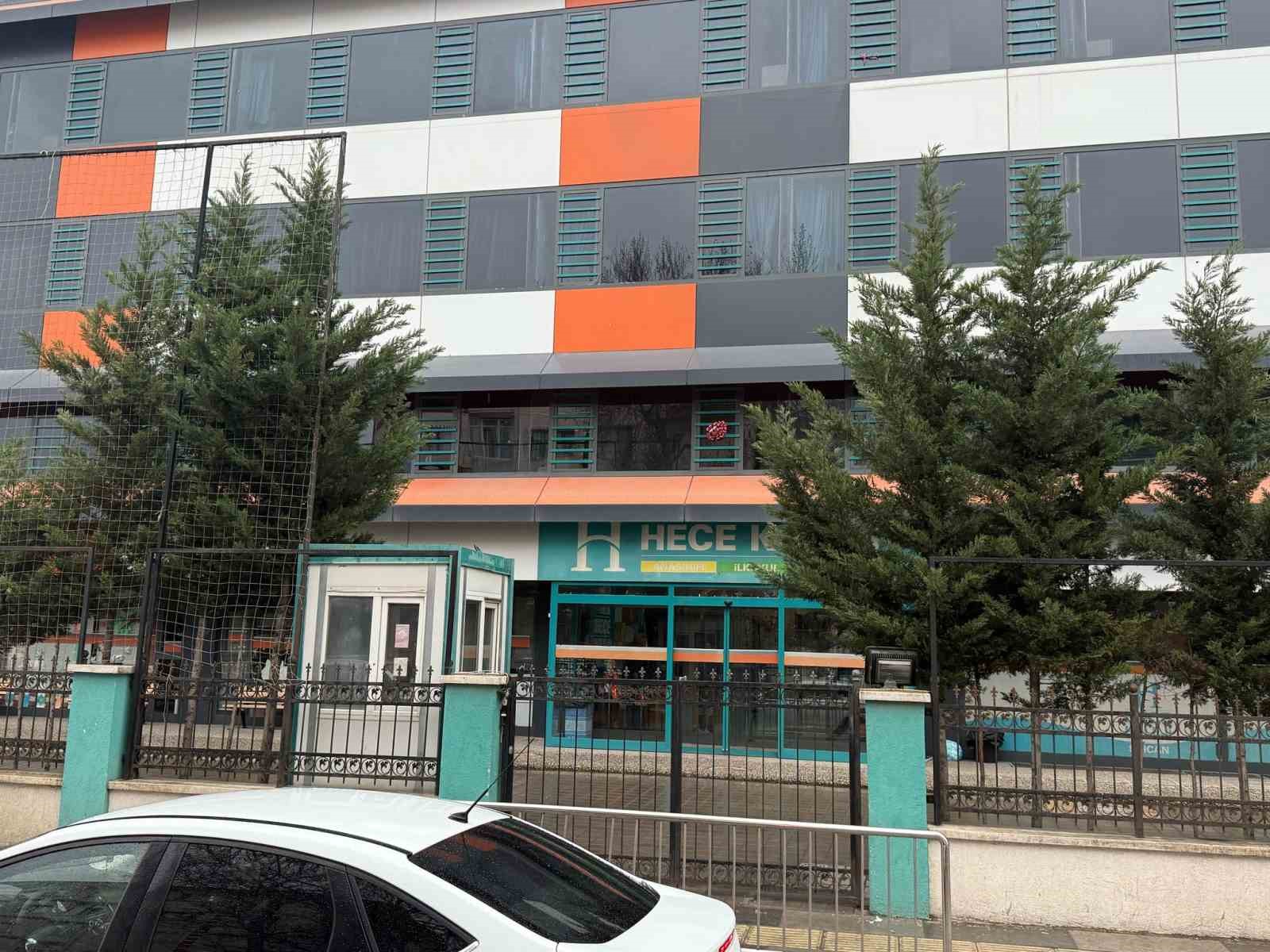 Özel kolejde maaş alamayan öğretmenler işi bırakınca veliler okulu bastı