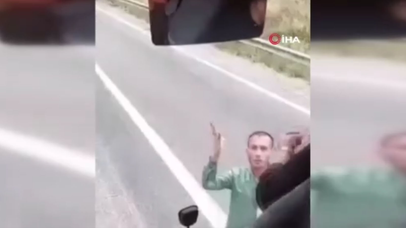 Trafikte yol kesme anları kamerada: Otobüse zarar verdiler