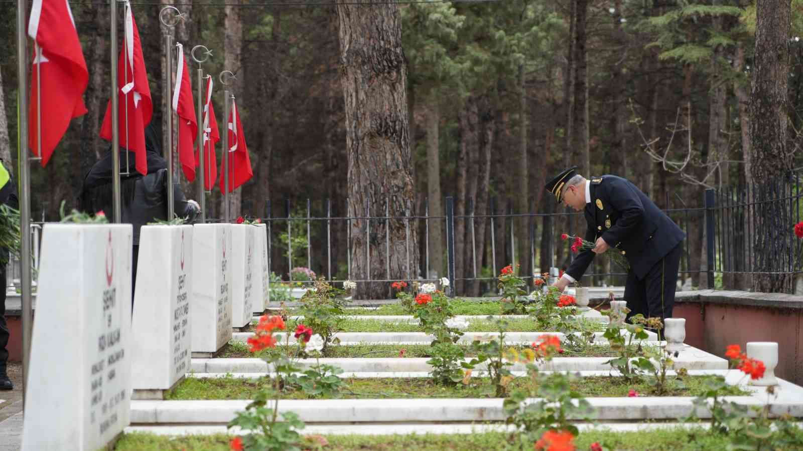 Burdur’da Polis Haftası dolayısıyla şehitlik ziyareti gerçekleştirildi