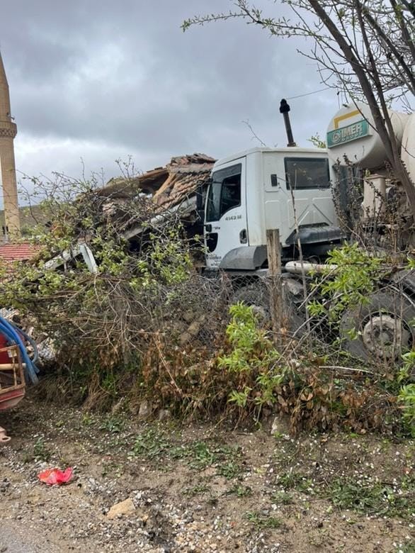 Ankara’da beton mikseri müstakil eve çarptı