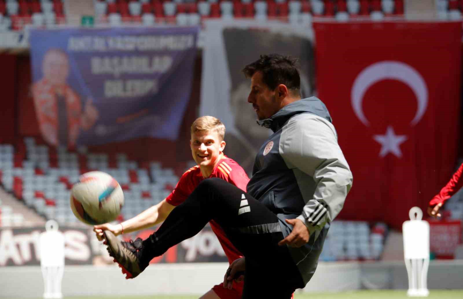 Emre Belözoğlu: 