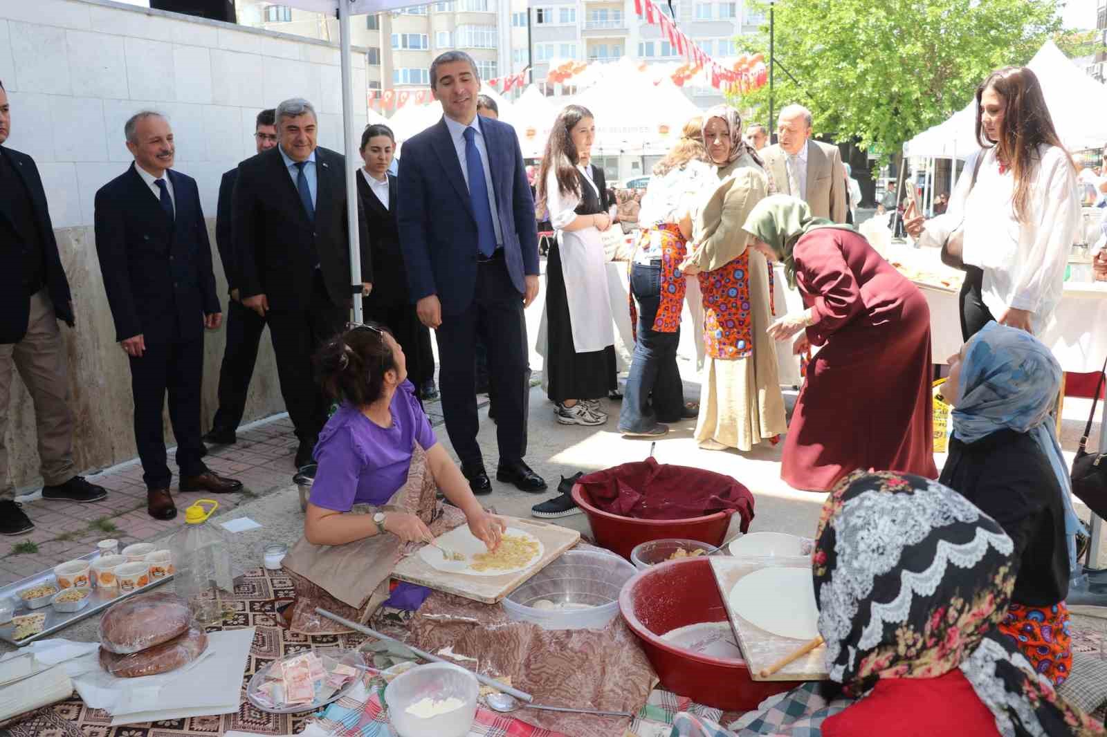 halk-egitim-merkezi-mudurlugunde-yil-sonu-sergisi-acildi