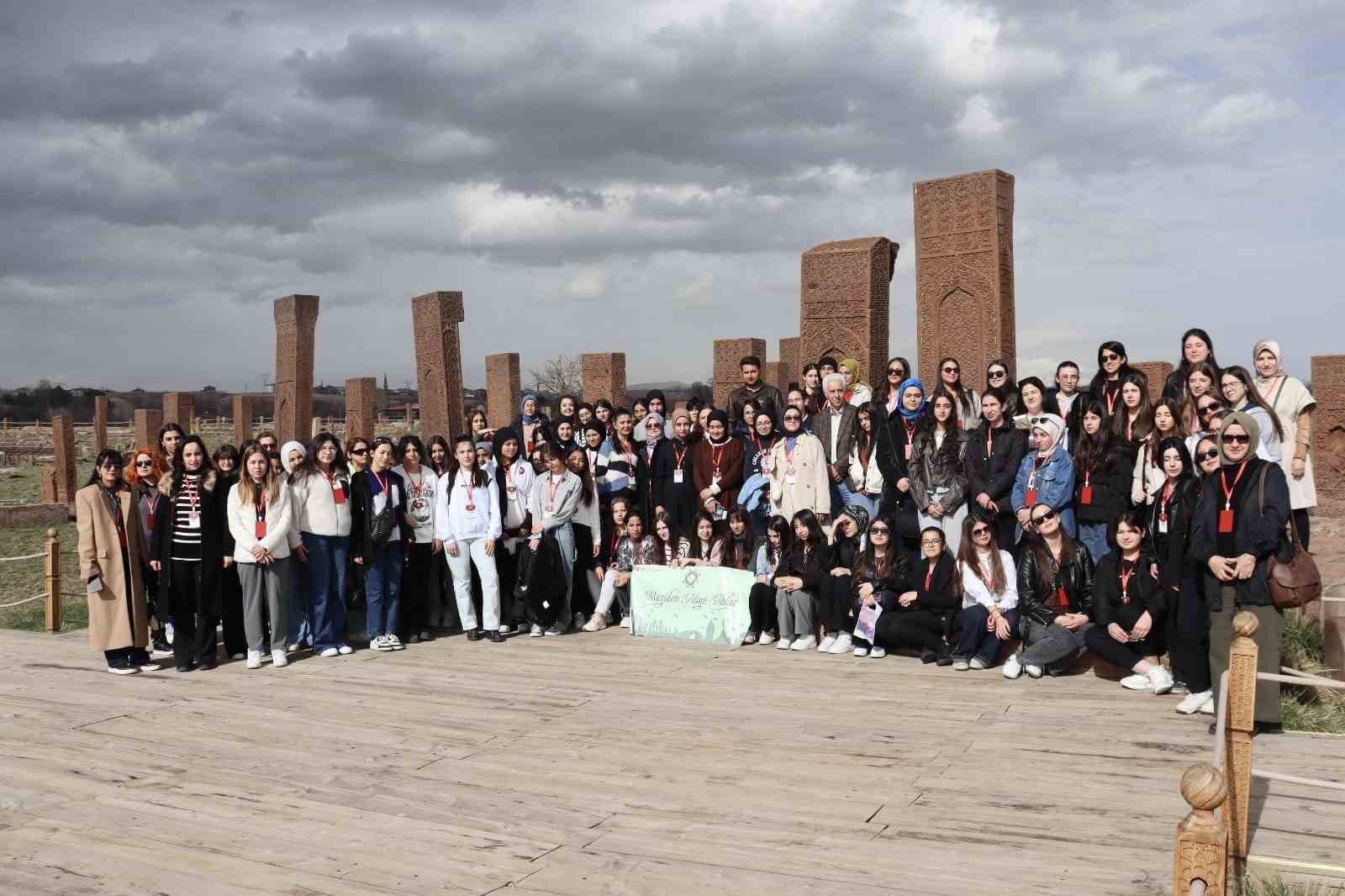 11 ilden gelen öğrenciler Ahlat’ın tarihi mekanlarını gezdi