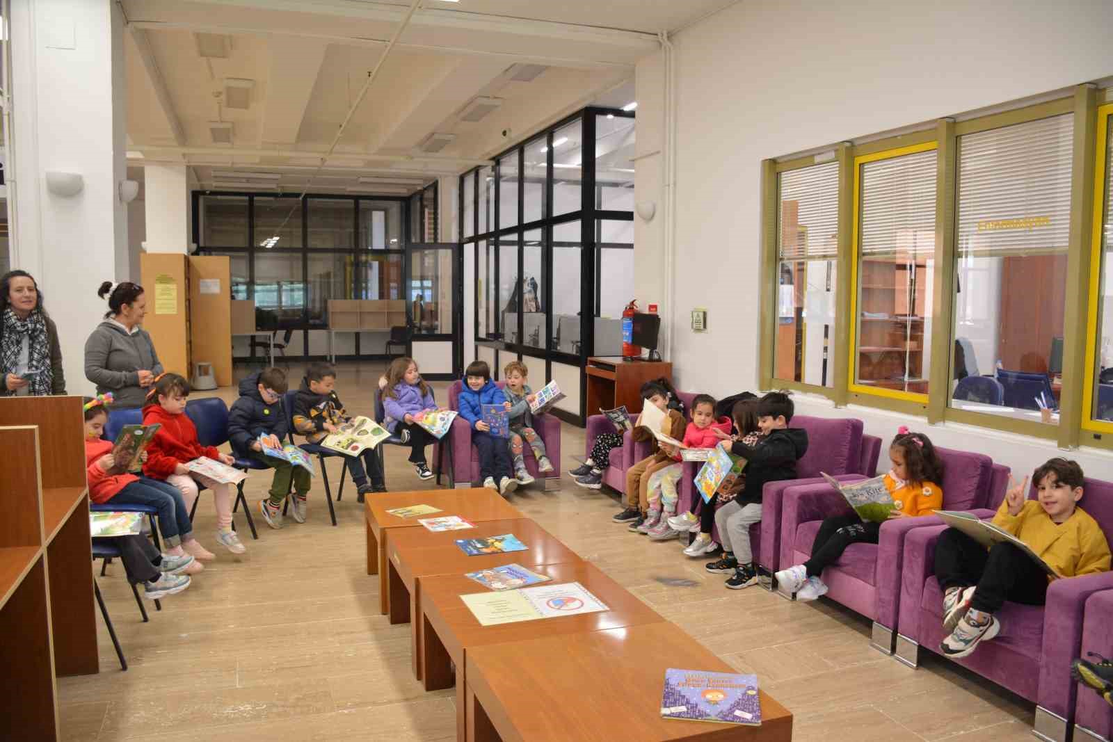 Öğrenciler Anadolu Üniversitesi Kütüphanesini ziyaret etti