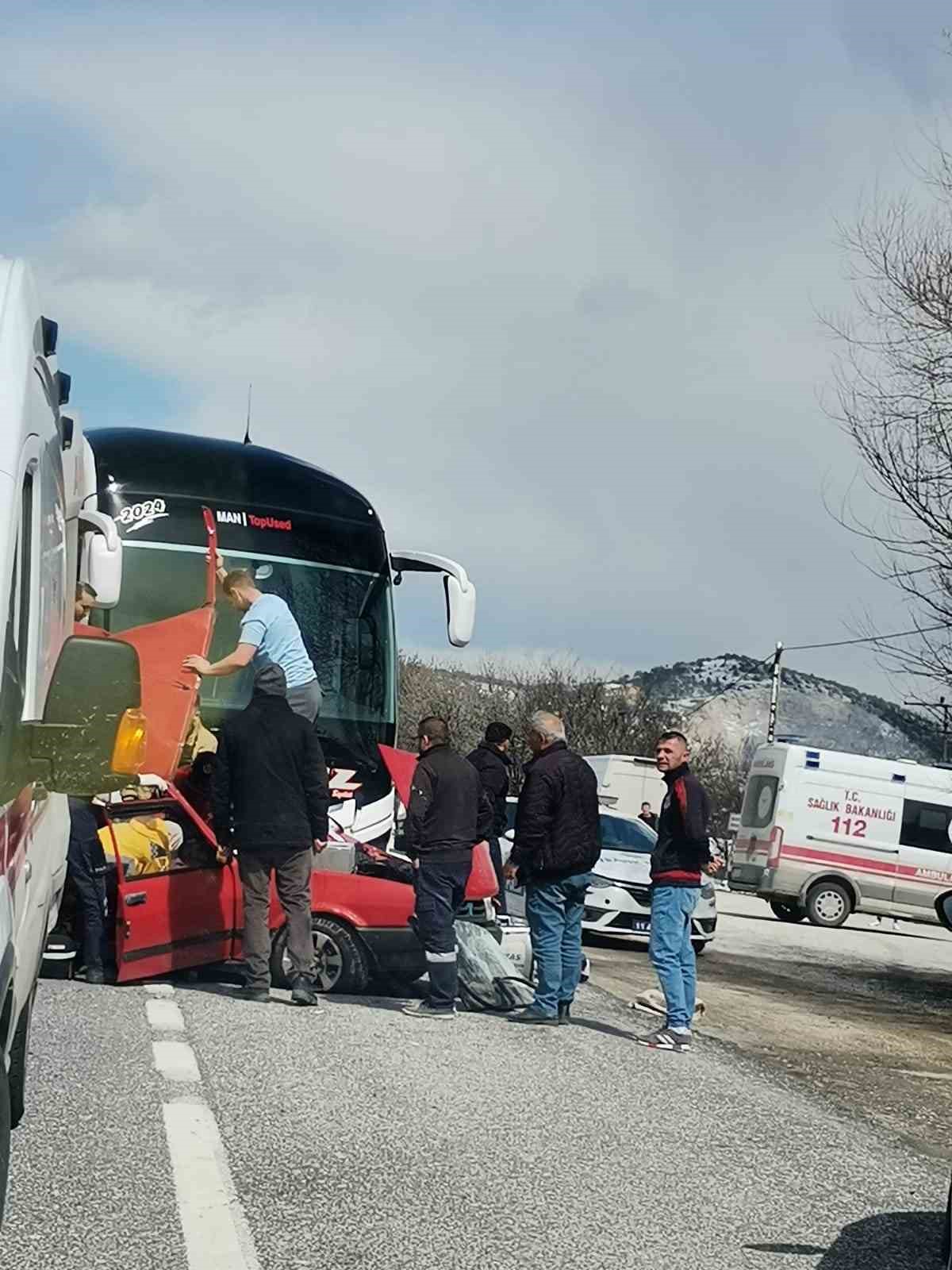 Yolcu otobüsü ile otomobil çarpıştı: 1 ölü, 1 ağır yaralı