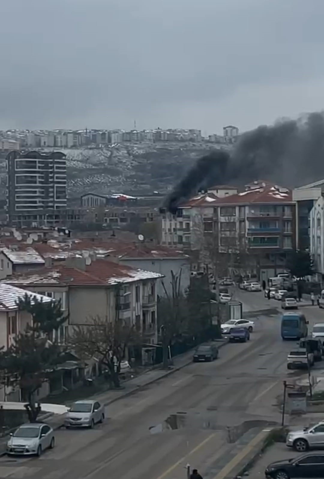 Ankara’da apartmanda çıkan yangınına ekiplerin müdahalesi sürüyor