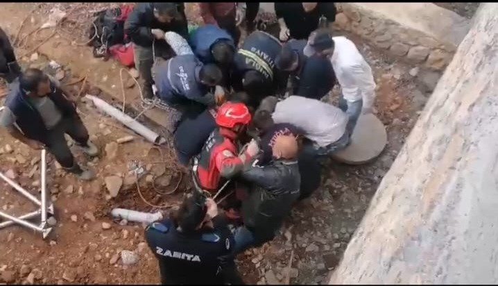 Kuyuya düşen işçiyi itfaiye kurtardı