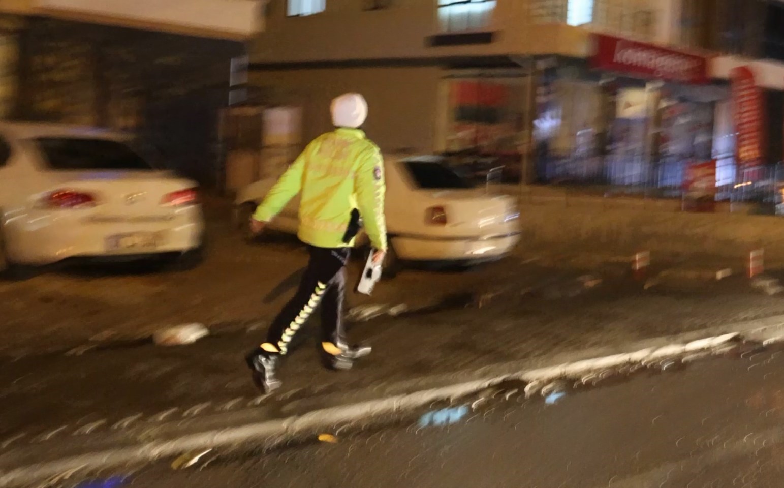 Polis, uygulama noktasını görünce geri geri kaçan aracı koşarak böyle yakaladı