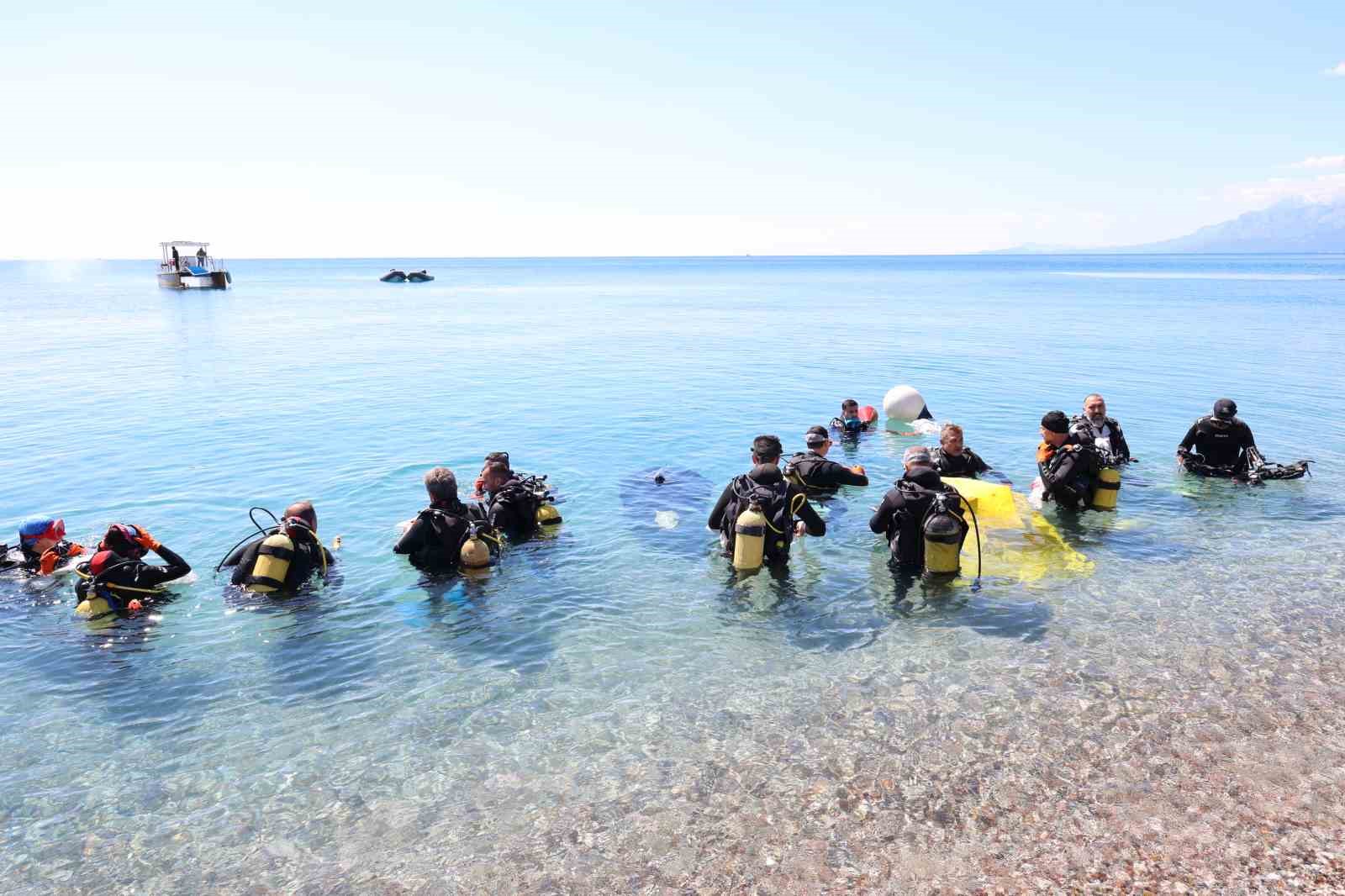 Dalgıçlar Konyaaltı Sahili’nden 80 kilogram atık çıkardı