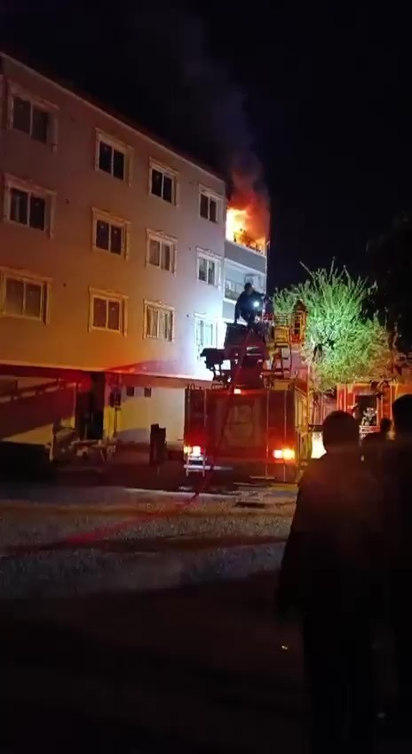 Hatay’da 4 katlı binada yangın