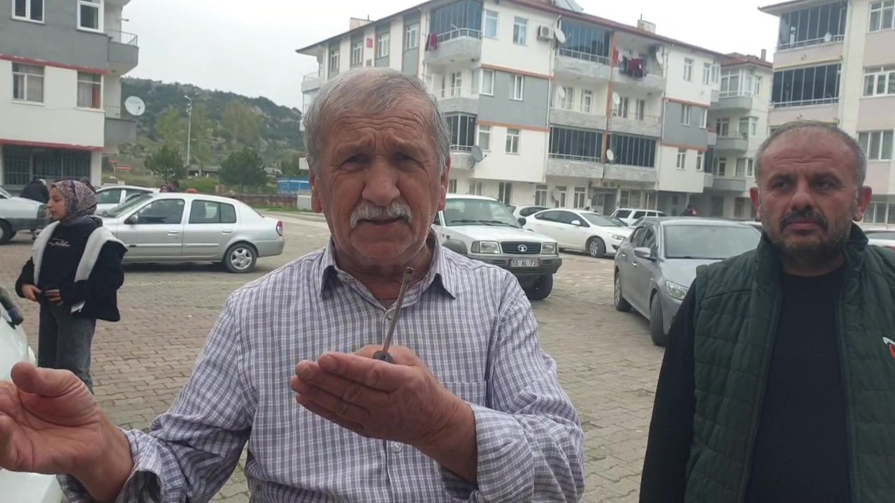 Amasya’da depremde anahtarını evde unutan vatandaş: 