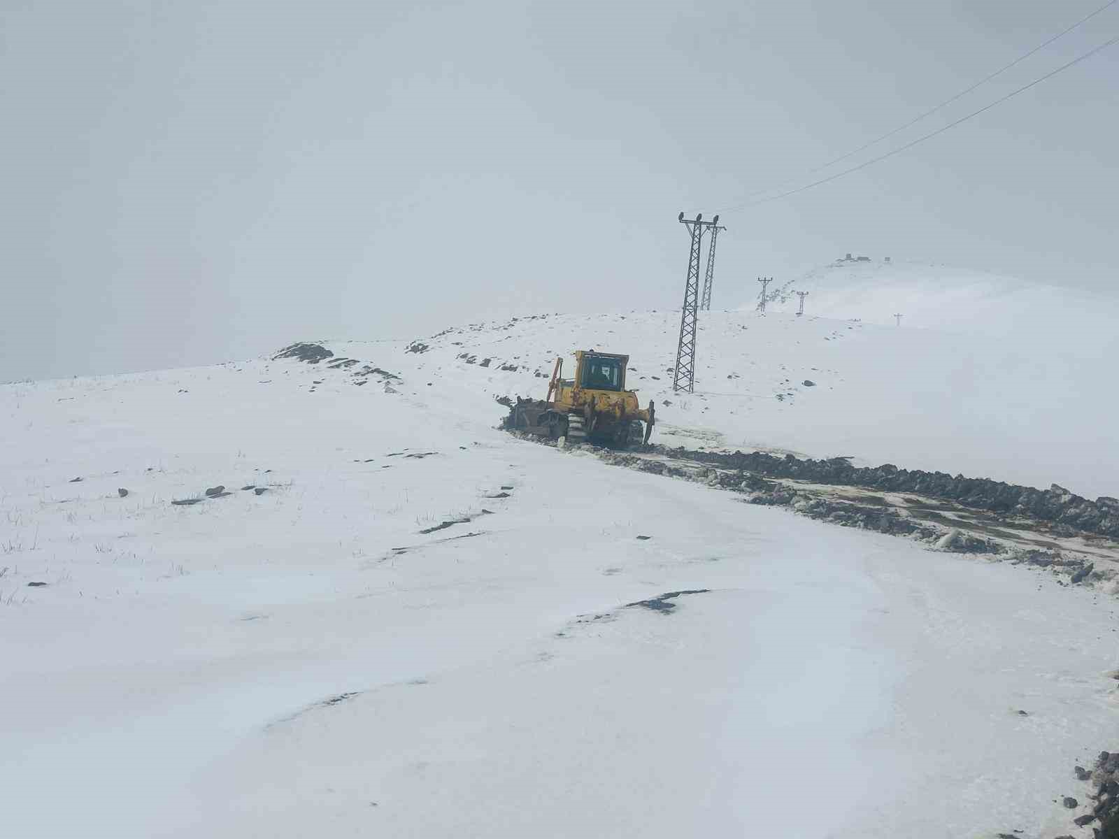 Hakkari’de 2 köy ve 1 mezra yolu ulaşıma kapandı