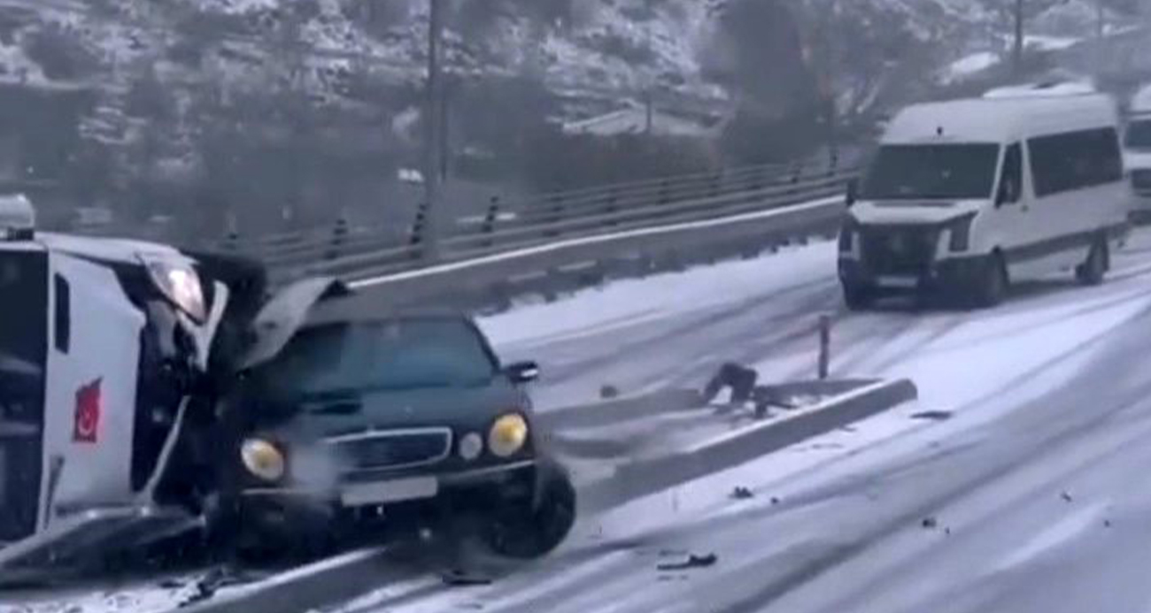 Yollar buz pistine döndü, minibüs devrildi, otomobil refüje çıktı: Peş peşe gelen kazalar kamerada