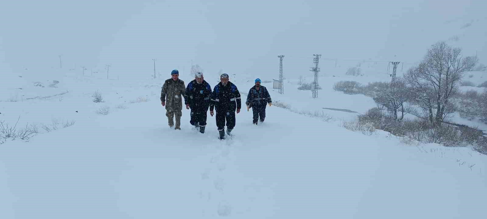 Hakkari’de su kesintisi ekiplerin zorlu mücadelesiyle giderildi