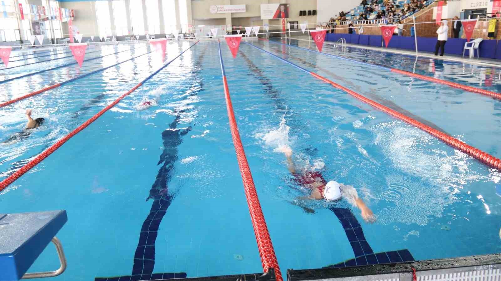 Yüzücüler Elazığ’da yarıştı
