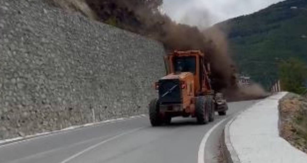 Artvin’de heyelan anı kameraya yansıdı: İş makinesi saniyelerle kurtuldu