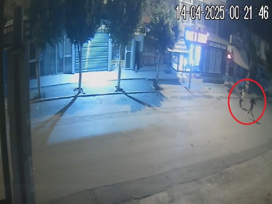 İşe gitmek için babasıyla servis bekleyen genç kadın dehşeti yaşadı