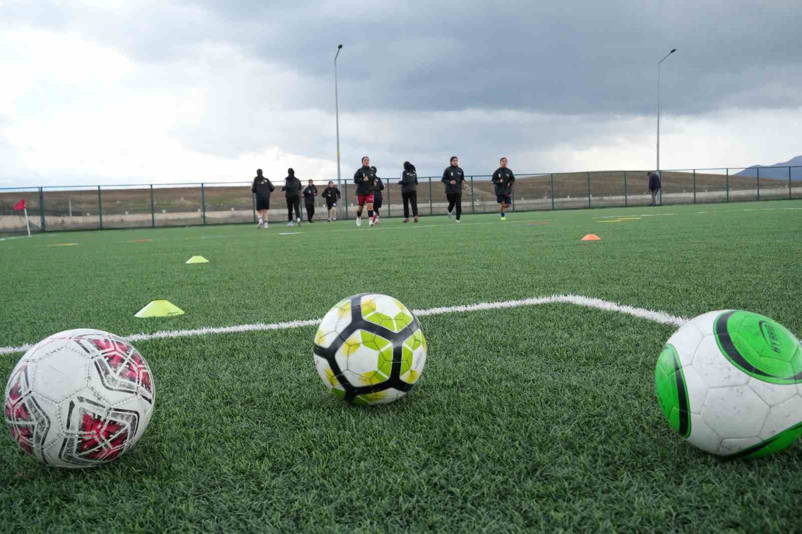 Erken yaşta evliliğe karşı kurulan kadın futbol takımı 2. Lig yolunda