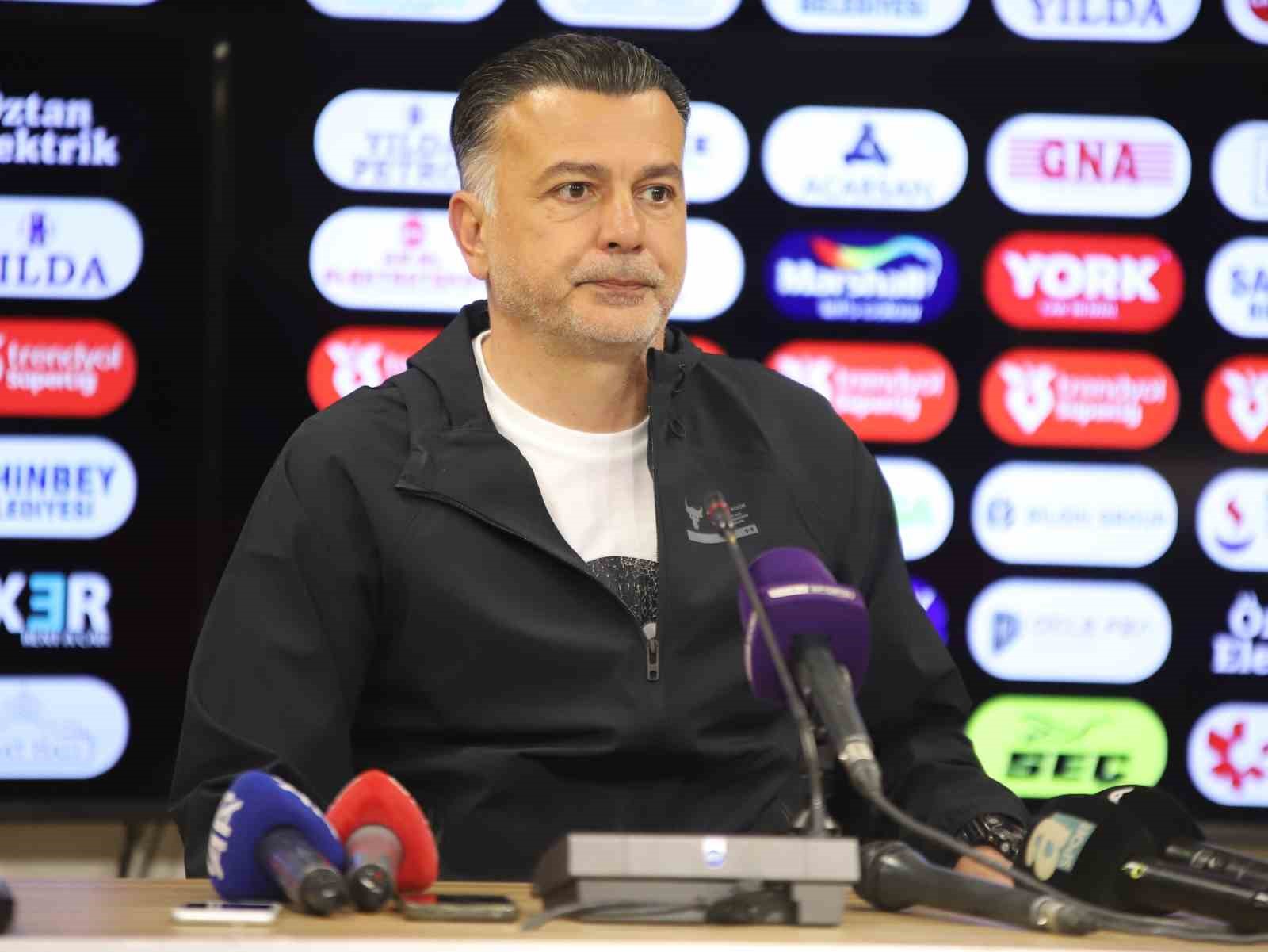 Hatayspor, Teknik Direktör Murat Şahin’in görevden ayrıldığı iddialarını yalanladı