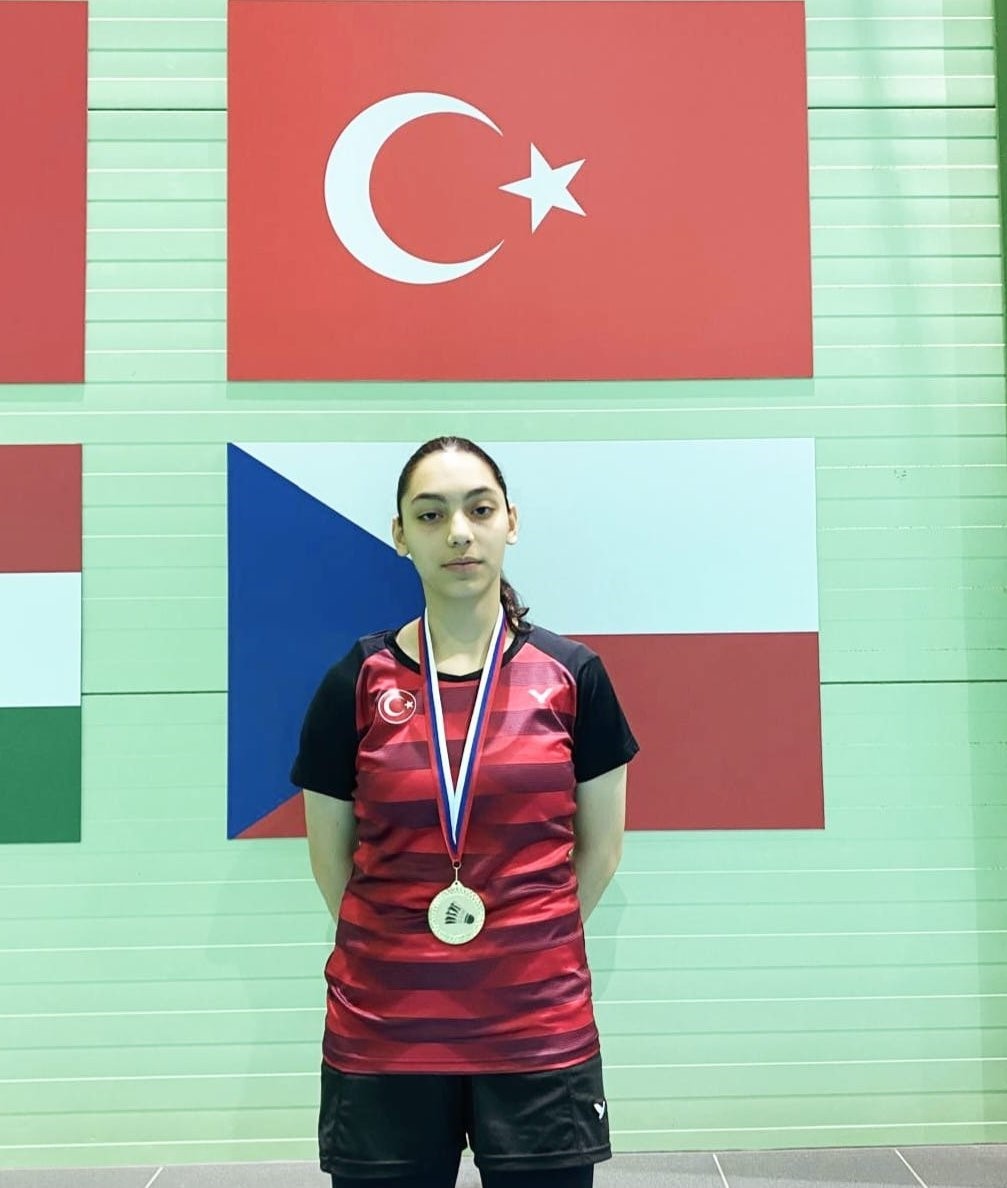Erzincanlı badmintoncu Slovakya’da altın madalya kazandı