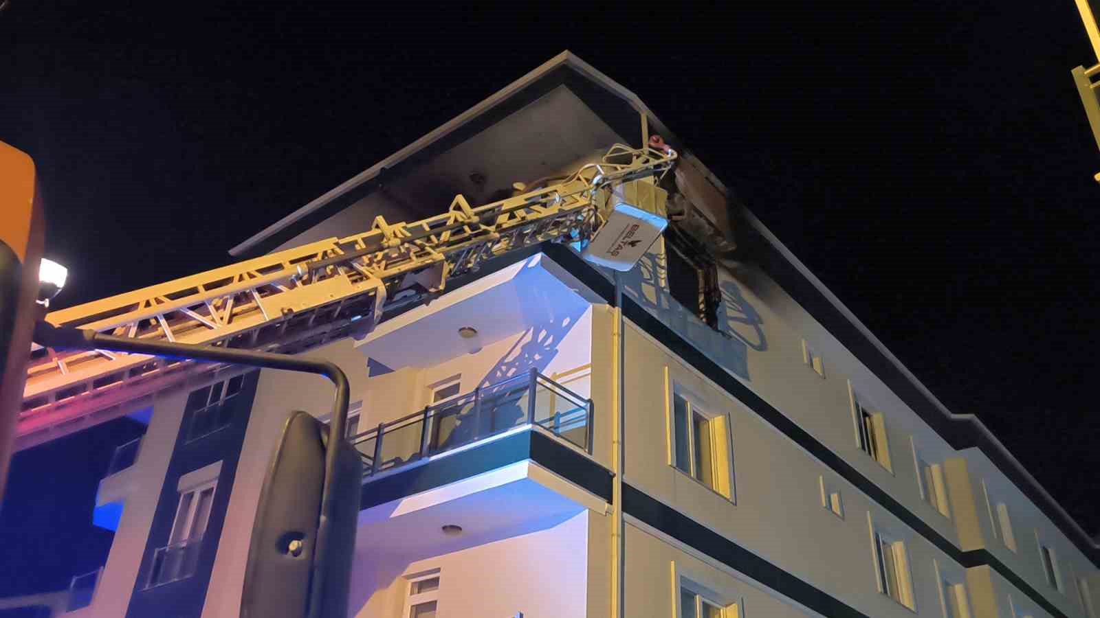 Kırşehir’de 4 katlı binada yangın paniği... 3 kişi dumandan etkilendi