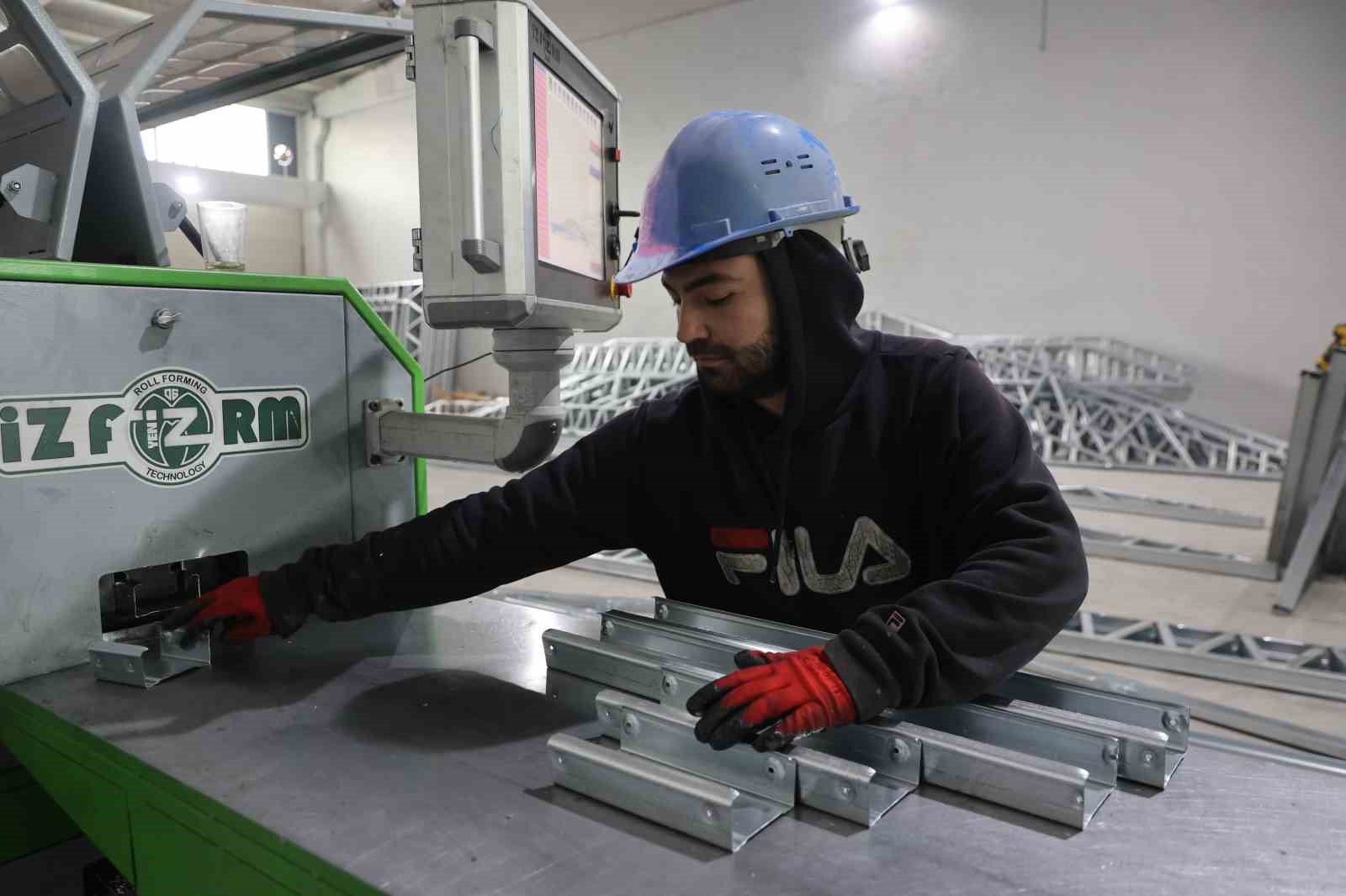 Depremin ardından açtıkları çelik konstrüksiyon fabrikasında 20 kişiye istihdam sağladılar