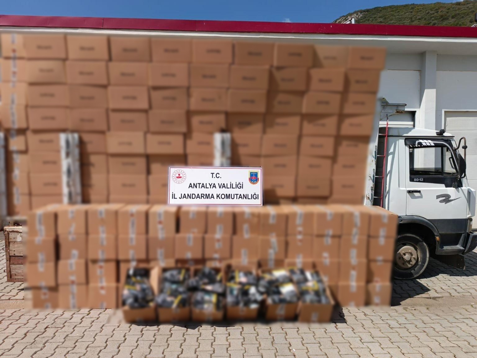 Antalya’da 4 ton kaçak tütün ele geçirildi