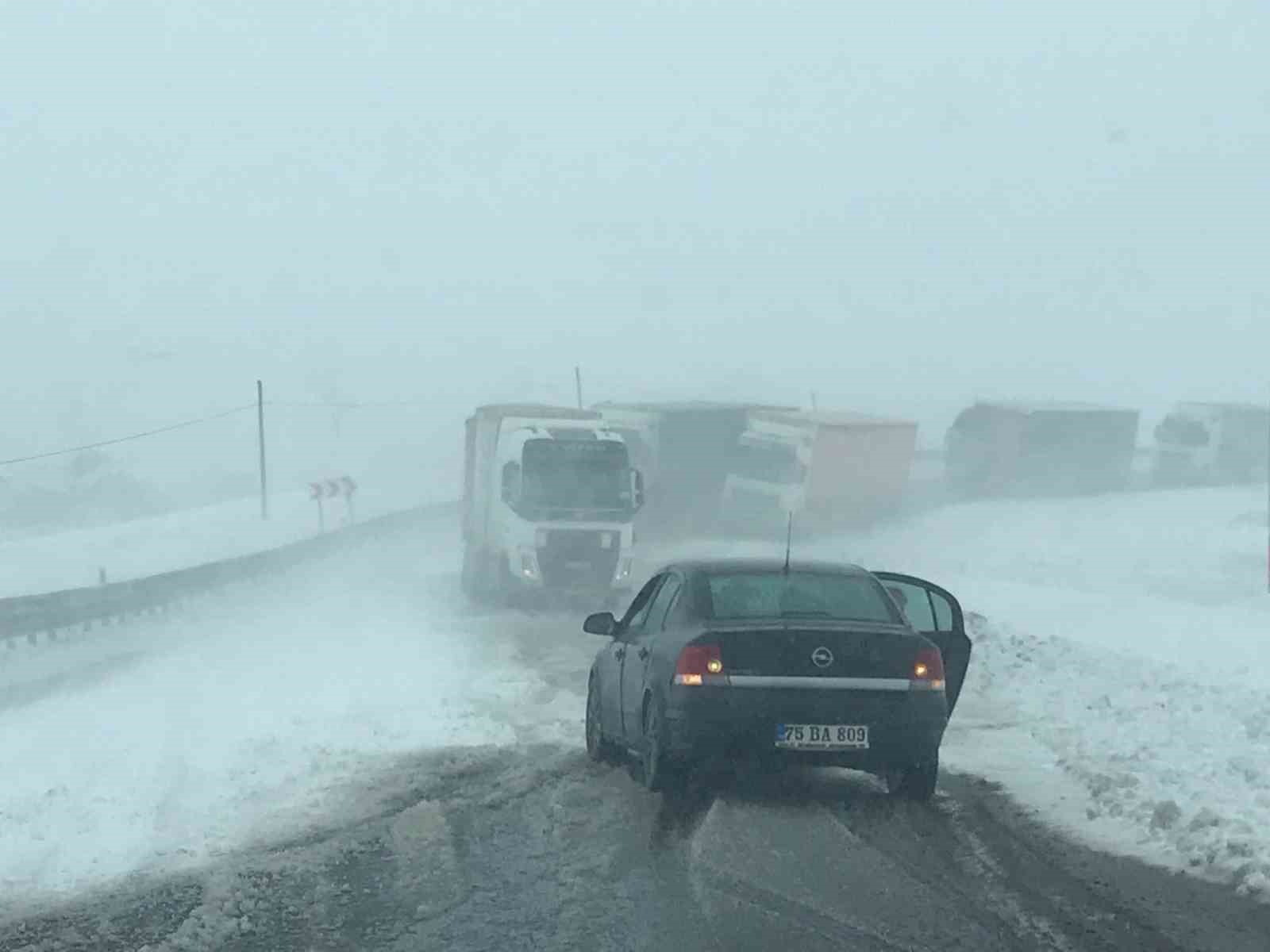 Ilgar Dağı’nda tipide onlarca tır mahsur kaldı