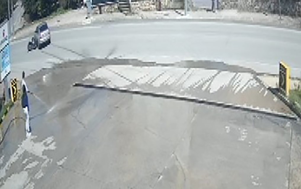 Otomobille çarpışan motosikletin şoka giren sürücüsü: 