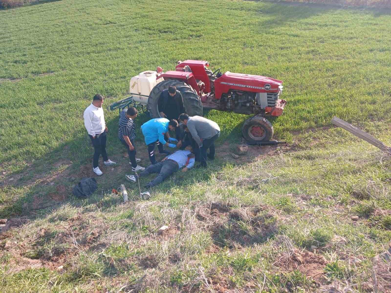 Devrilen traktörün altında kaldı, hastanede hayatını kaybetti