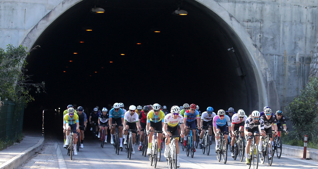 Kemer’de  pedallar dostluk için döndü