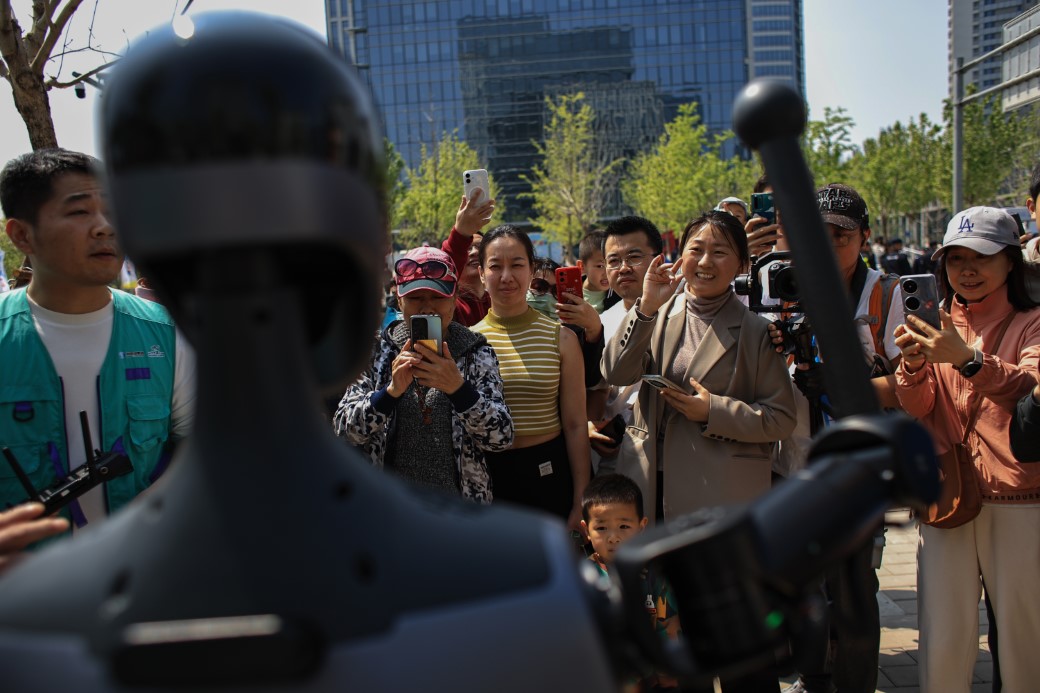 Çinli robotlar ilk kez yarı maratonda insanlarla koştu